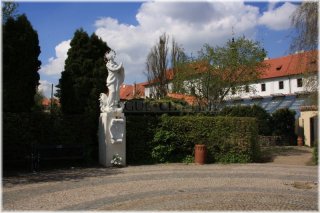 Socha Panny Marie Z Exilu ve Strahovských zahradách