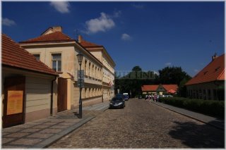 Vyšehrad - Jedličkův ústav (vlevo) a dům Popelky Biliánové (vpravo)